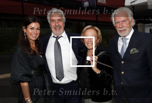 Hilversum 7 oktober 2019
Gala voor breast care foundation in studio 21. Nina Brink mert Pieters Storms zijn broer met vrouw/vriendin