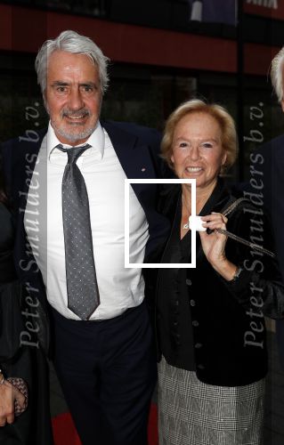 Hilversum 7 oktober 2019
Gala voor breast care foundation in studio 21. Nina Brink mert Pieters Storms zijn broer met vrouw/vriendin