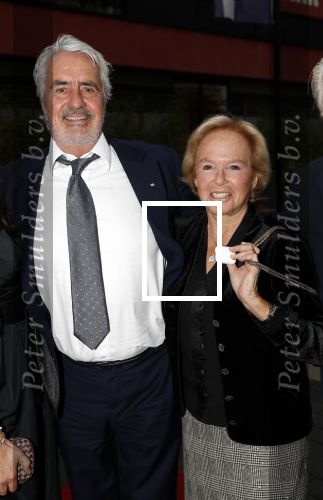 Hilversum 7 oktober 2019
Gala voor breast care foundation in studio 21. Nina Brink mert Pieters Storms zijn broer met vrouw/vriendin