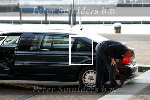 Amsterdam 4 november 2019
Koningin Maxima en prinses Beatrix arriveren bij uitreiking prins Bernhard cultuurprijs in theater aan het IJ. Chauffeur van prinses Beatrix rijdt schade aan haar verlengde Volvo