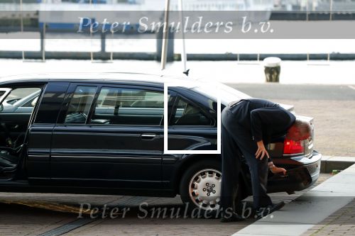 Amsterdam 4 november 2019
Koningin Maxima en prinses Beatrix arriveren bij uitreiking prins Bernhard cultuurprijs in theater aan het IJ. Chauffeur van prinses Beatrix rijdt schade aan haar verlengde Volvo