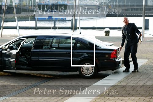 Amsterdam 4 november 2019
Koningin Maxima en prinses Beatrix arriveren bij uitreiking prins Bernhard cultuurprijs in theater aan het IJ. Chauffeur van prinses Beatrix rijdt schade aan haar verlengde Volvo