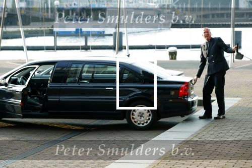 Amsterdam 4 november 2019
Koningin Maxima en prinses Beatrix arriveren bij uitreiking prins Bernhard cultuurprijs in theater aan het IJ. Chauffeur van prinses Beatrix rijdt schade aan haar verlengde Volvo