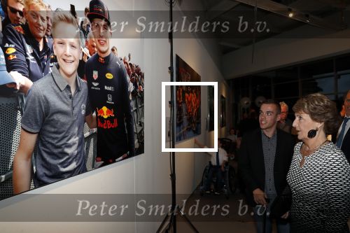 Amstelveen 1 oktober 2019
15 jaar de Esther Vergeer Foundation in het Cobra museum . Er wordt een expositie geopend van 15 fotografen waaronder oa William Rutten Estelle Cruijff Klaasjan v d Weij Patty Brard Isa Hoes Marco Borsato Sacha de Boer Klaas v Kruistem en Edwin Smulders. Anouk Smulders presenteert het en Prinses Margriet is aanwezig.
