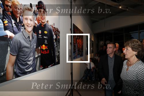 Amstelveen 1 oktober 2019
15 jaar de Esther Vergeer Foundation in het Cobra museum . Er wordt een expositie geopend van 15 fotografen waaronder oa William Rutten Estelle Cruijff Klaasjan v d Weij Patty Brard Isa Hoes Marco Borsato Sacha de Boer Klaas v Kruistem en Edwin Smulders. Anouk Smulders presenteert het en Prinses Margriet is aanwezig.