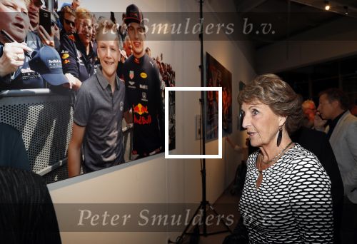 Amstelveen 1 oktober 2019
15 jaar de Esther Vergeer Foundation in het Cobra museum . Er wordt een expositie geopend van 15 fotografen waaronder oa William Rutten Estelle Cruijff Klaasjan v d Weij Patty Brard Isa Hoes Marco Borsato Sacha de Boer Klaas v Kruistem en Edwin Smulders. Anouk Smulders presenteert het en Prinses Margriet is aanwezig.