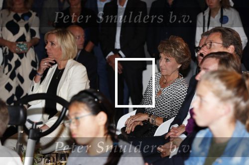 Amstelveen 1 oktober 2019
15 jaar de Esther Vergeer Foundation in het Cobra museum . Er wordt een expositie geopend van 15 fotografen waaronder oa William Rutten Estelle Cruijff Klaasjan v d Weij Patty Brard Isa Hoes Marco Borsato Sacha de Boer Klaas v Kruistem en Edwin Smulders. Anouk Smulders presenteert het en Prinses Margriet is aanwezig.