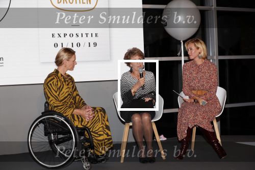 Amstelveen 1 oktober 2019
15 jaar de Esther Vergeer Foundation in het Cobra museum . Er wordt een expositie geopend van 15 fotografen waaronder oa William Rutten Estelle Cruijff Klaasjan v d Weij Patty Brard Isa Hoes Marco Borsato Sacha de Boer Klaas v Kruistem en Edwin Smulders. Anouk Smulders presenteert het en Prinses Margriet is aanwezig.
