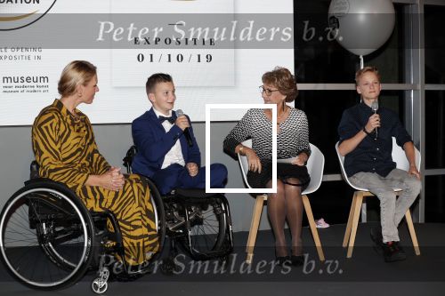 Amstelveen 1 oktober 2019
15 jaar de Esther Vergeer Foundation in het Cobra museum . Er wordt een expositie geopend van 15 fotografen waaronder oa William Rutten Estelle Cruijff Klaasjan v d Weij Patty Brard Isa Hoes Marco Borsato Sacha de Boer Klaas v Kruistem en Edwin Smulders. Anouk Smulders presenteert het en Prinses Margriet is aanwezig.