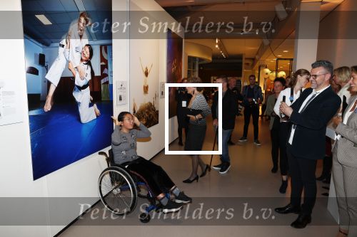 Amstelveen 1 oktober 2019
15 jaar de Esther Vergeer Foundation in het Cobra museum . Er wordt een expositie geopend van 15 fotografen waaronder oa William Rutten Estelle Cruijff Klaasjan v d Weij Patty Brard Isa Hoes Marco Borsato Sacha de Boer Klaas v Kruistem en Edwin Smulders. Anouk Smulders presenteert het en Prinses Margriet is aanwezig.