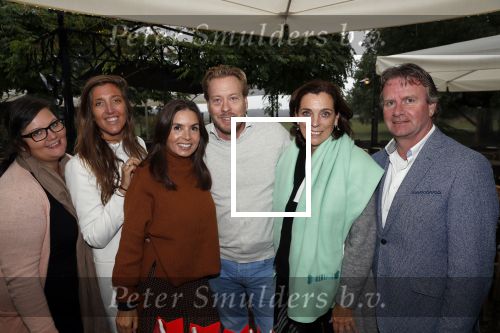 Blaricum 4 oktober 2019
Dierendag met een ontbijt voor de hondjes georganiseerd door Rosanna Kluivert en Nino Wilkes. Anouk Smulders presenteert het. Rossana met het bestuur vn de kluivert dog rescue