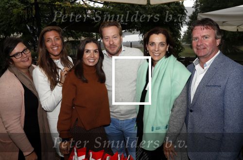Blaricum 4 oktober 2019
Dierendag met een ontbijt voor de hondjes georganiseerd door Rosanna Kluivert en Nino Wilkes. Anouk Smulders presenteert het. Rossana met het bestuur vn de kluivert dog rescue