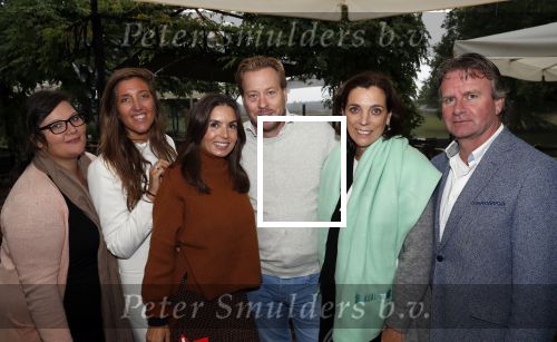 Blaricum 4 oktober 2019
Dierendag met een ontbijt voor de hondjes georganiseerd door Rosanna Kluivert en Nino Wilkes. Anouk Smulders presenteert het. Rossana met het bestuur vn de kluivert dog rescue