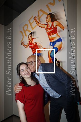 Amstelveen 1 oktober 2019
15 jaar de Esther Vergeer Foundation in het Cobra museum . Er wordt een expositie geopend van 15 fotografen waaronder oa William Rutten Estelle Cruijff Klaasjan v d Weij Patty Brard Isa Hoes Marco Borsato Sacha de Boer Klaas v Kruistem en Edwin Smulders. Anouk Smulders presenteert het en Prinses Margriet is aanwezig.