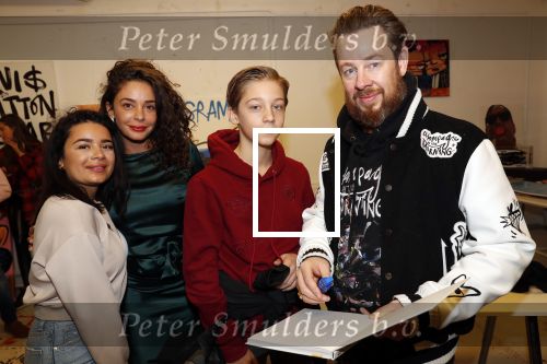 Amsterdam 11 november 2019
Boekpresentatie Fajah Lourens en Selwyn Senatori. De kinderen van fajah krijgen het eerste exemplaar