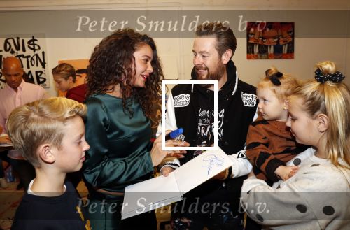Amsterdam 11 november 2019
Boekpresentatie Fajah Lourens en Selwyn Senatori. De kinderen van fajah krijgen het eerste exemplaar. Selwyn met zijn kinderen