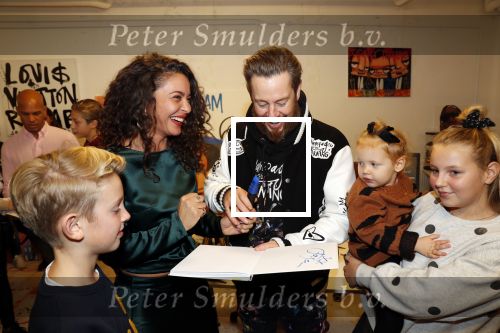 Amsterdam 11 november 2019
Boekpresentatie Fajah Lourens en Selwyn Senatori. De kinderen van fajah krijgen het eerste exemplaar. Selwyn met zijn kinderen