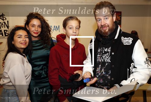 Amsterdam 11 november 2019
Boekpresentatie Fajah Lourens en Selwyn Senatori. De kinderen van fajah krijgen het eerste exemplaar