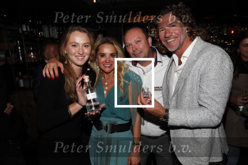 Bergen 2 november 2019
Sonja Bakker viert haar 45e verjaardag bij Wonders in Bergen. Haar vriend Barry v Suijdam en al hun kinderen zijn erbij. De dochter van Barry heeft haar eigen Gin Tonic ontwikkeld