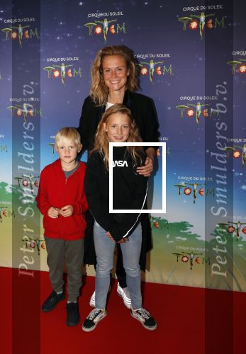 Den Haag 13 september 2019
Premiere Cirque du Soleil op het malieveld in Den Haag. Sophie Hilbrand met haar kinderen en vriendjes