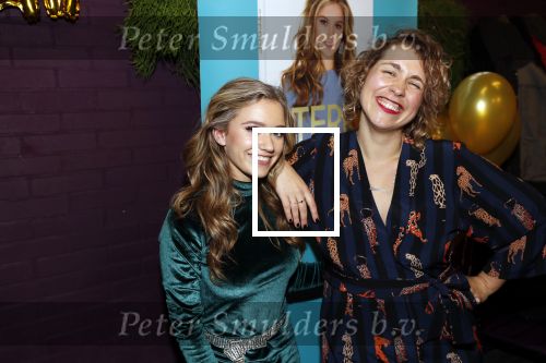 Utrecht 21 oktober 2019
Boekpresentatie Sterre Koning bij de ping pong club. Romy Monteiro krijgt het eerste boek. Sterre Koning en Marie Lotte Hagen