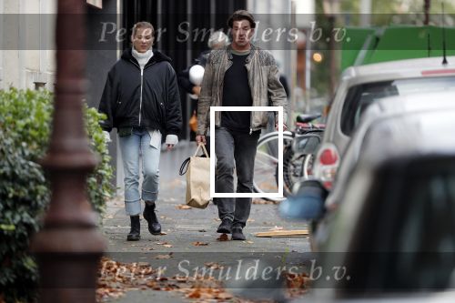 Amsterdam 4 november 2019
Twan Huys aan het winkelen met zijn vrouw