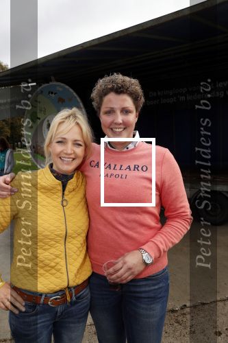 Boekel 19 oktober 2019
Meerdere boeren van boer zoekt vrouw stan op een mini markt in de stallen van Boerin Steffi. Ook Yvon Jaspers kwam met haar moeder en tantes een kijkje nemen.