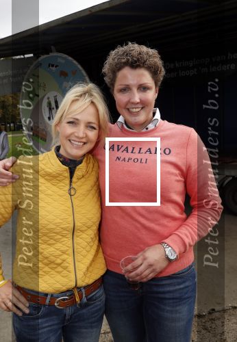 Boekel 19 oktober 2019
Meerdere boeren van boer zoekt vrouw stan op een mini markt in de stallen van Boerin Steffi. Ook Yvon Jaspers kwam met haar moeder en tantes een kijkje nemen.