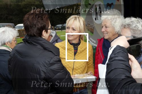 Boekel 19 oktober 2019
Meerdere boeren van boer zoekt vrouw stan op een mini markt in de stallen van Boerin Steffi. Ook Yvon Jaspers kwam met haar moeder en tantes een kijkje nemen.