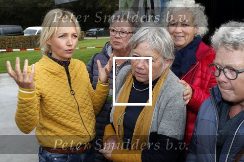 Boekel 19 oktober 2019
Meerdere boeren van boer zoekt vrouw stan op een mini markt in de stallen van Boerin Steffi. Ook Yvon Jaspers kwam met haar moeder en tantes een kijkje nemen.