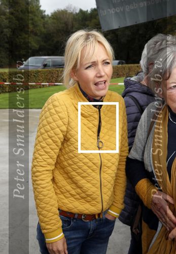 Boekel 19 oktober 2019
Meerdere boeren van boer zoekt vrouw stan op een mini markt in de stallen van Boerin Steffi. Ook Yvon Jaspers kwam met haar moeder en tantes een kijkje nemen.