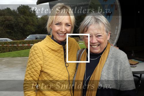 Boekel 19 oktober 2019
Meerdere boeren van boer zoekt vrouw stan op een mini markt in de stallen van Boerin Steffi. Ook Yvon Jaspers kwam met haar moeder en tantes een kijkje nemen.