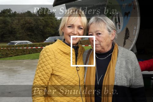 Boekel 19 oktober 2019
Meerdere boeren van boer zoekt vrouw stan op een mini markt in de stallen van Boerin Steffi. Ook Yvon Jaspers kwam met haar moeder en tantes een kijkje nemen.