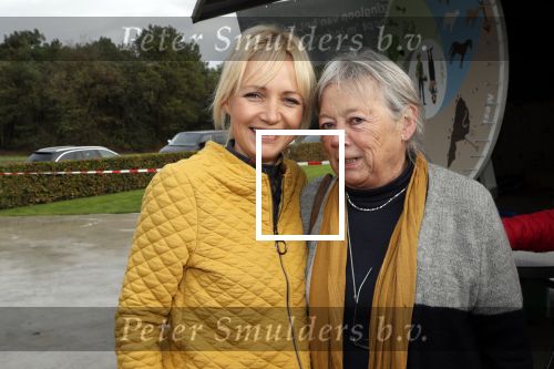 Boekel 19 oktober 2019
Meerdere boeren van boer zoekt vrouw stan op een mini markt in de stallen van Boerin Steffi. Ook Yvon Jaspers kwam met haar moeder en tantes een kijkje nemen.