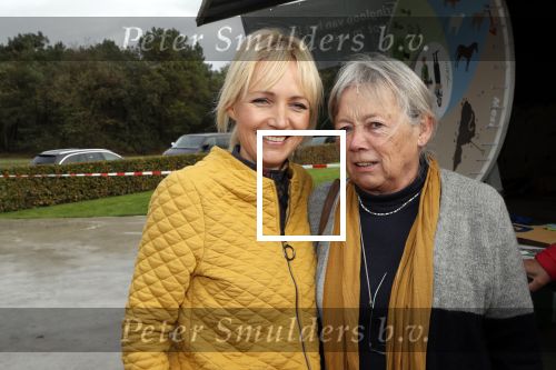 Boekel 19 oktober 2019
Meerdere boeren van boer zoekt vrouw stan op een mini markt in de stallen van Boerin Steffi. Ook Yvon Jaspers kwam met haar moeder en tantes een kijkje nemen.