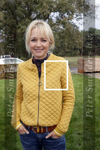 Boekel 19 oktober 2019
Meerdere boeren van boer zoekt vrouw stan op een mini markt in de stallen van Boerin Steffi. Ook Yvon Jaspers kwam met haar moeder en tantes een kijkje nemen.