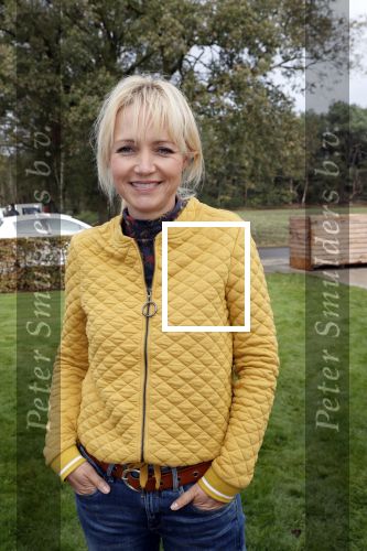 Boekel 19 oktober 2019
Meerdere boeren van boer zoekt vrouw stan op een mini markt in de stallen van Boerin Steffi. Ook Yvon Jaspers kwam met haar moeder en tantes een kijkje nemen.