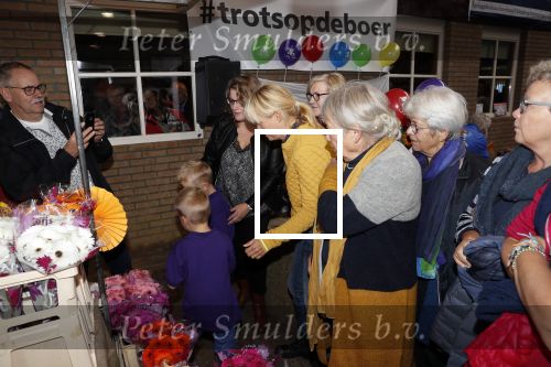 Boekel 19 oktober 2019
Meerdere boeren van boer zoekt vrouw stan op een mini markt in de stallen van Boerin Steffi. Ook Yvon Jaspers kwam met haar moeder en tantes een kijkje nemen.