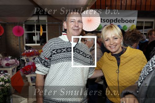 Boekel 19 oktober 2019
Meerdere boeren van boer zoekt vrouw stan op een mini markt in de stallen van Boerin Steffi. Ook Yvon Jaspers kwam met haar moeder en tantes een kijkje nemen.