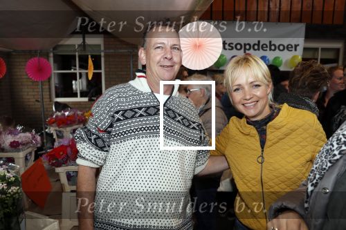 Boekel 19 oktober 2019
Meerdere boeren van boer zoekt vrouw stan op een mini markt in de stallen van Boerin Steffi. Ook Yvon Jaspers kwam met haar moeder en tantes een kijkje nemen.