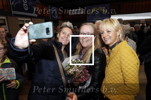 Boekel 19 oktober 2019
Meerdere boeren van boer zoekt vrouw stan op een mini markt in de stallen van Boerin Steffi. Ook Yvon Jaspers kwam met haar moeder en tantes een kijkje nemen.