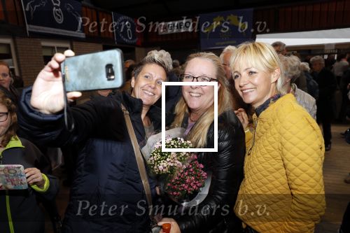 Boekel 19 oktober 2019
Meerdere boeren van boer zoekt vrouw stan op een mini markt in de stallen van Boerin Steffi. Ook Yvon Jaspers kwam met haar moeder en tantes een kijkje nemen.