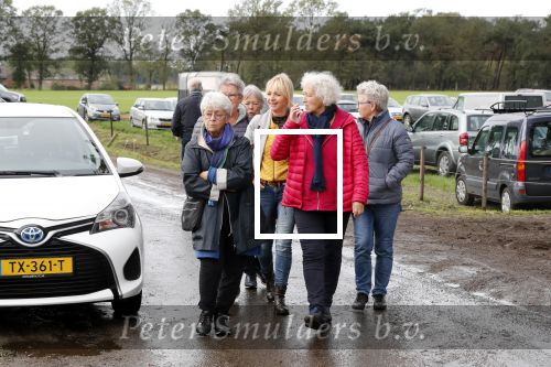 Boekel 19 oktober 2019
Meerdere boeren van boer zoekt vrouw stan op een mini markt in de stallen van Boerin Steffi. Ook Yvon Jaspers kwam met haar moeder en tantes een kijkje nemen.