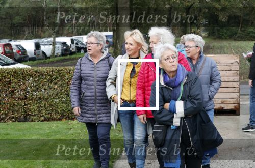Boekel 19 oktober 2019
Meerdere boeren van boer zoekt vrouw stan op een mini markt in de stallen van Boerin Steffi. Ook Yvon Jaspers kwam met haar moeder en tantes een kijkje nemen.