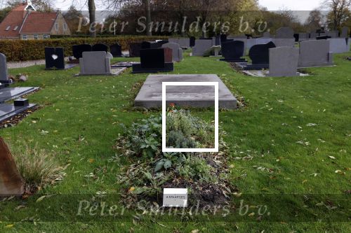 Dronrijp 29 oktober 2020
Het Graf van Aart Staartjes . Zijn huis staat tegen over de kerk.