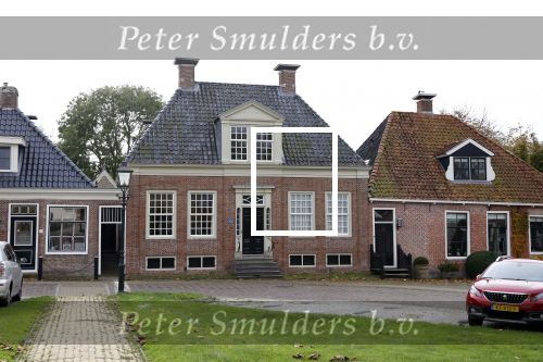 Dronrijp 29 oktober 2020
Het Graf van Aart Staartjes . Zijn huis staat tegen over de kerk.