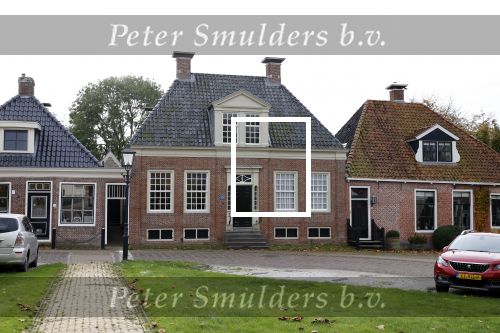 Dronrijp 29 oktober 2020
Het Graf van Aart Staartjes . Zijn huis staat tegen over de kerk.