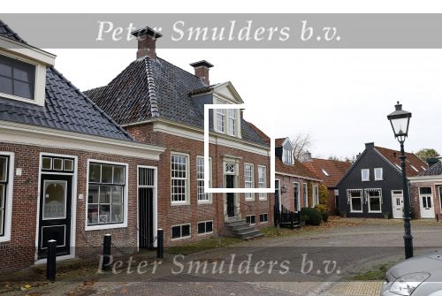 Dronrijp 29 oktober 2020
Het Graf van Aart Staartjes . Zijn huis staat tegen over de kerk.