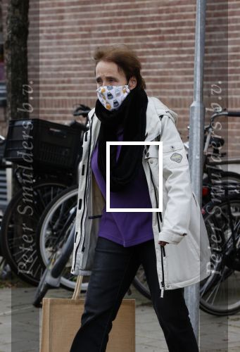 Amsterdam 6 november 2020
Clairy P{olak doet boodschappen in Amsterdam zuid. Ze draagt mondkapje