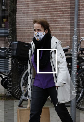 Amsterdam 6 november 2020
Clairy P{olak doet boodschappen in Amsterdam zuid. Ze draagt mondkapje
